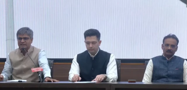 ਰਾਘਵ ਚੱਢਾ ਅਤੇ ਬਾਕੀ ਦੋ ਸੰਸਦ ਮੈਂਬਰਾਂ ਦੀ ਪ੍ਰੈਸ ਕਾਨਫਰੰਸ ਕਰਦੇ ਹੋਏ ਤਸਵੀਰ