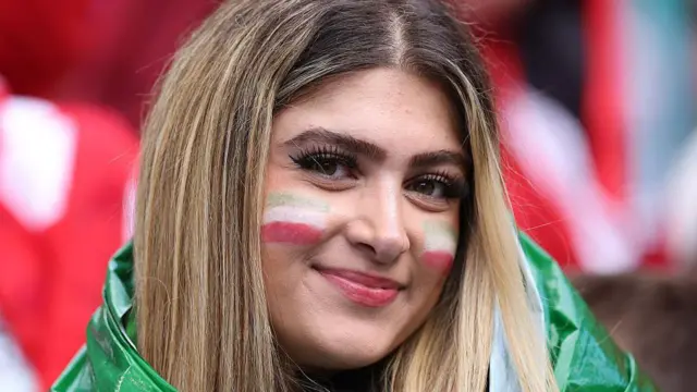 अपनी टीम का उत्साह बढ़ाने पहुंची एक ईरानी महिला प्रशंसक FIFA/FIFA via Getty Images