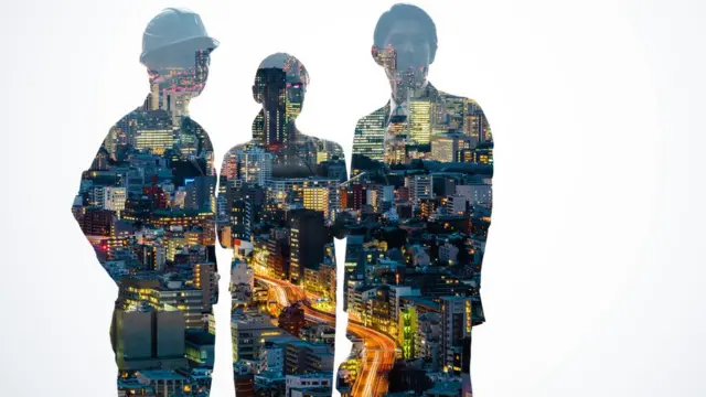 Siluetas de personas con una urbanización