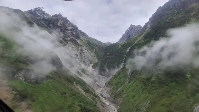 हेलिकप्टरबाट आइतबार बिहान लिइएको हेलम्बु गाउँपालिका-१ भेमाथाङमा गएको पहिरोको दृश्य