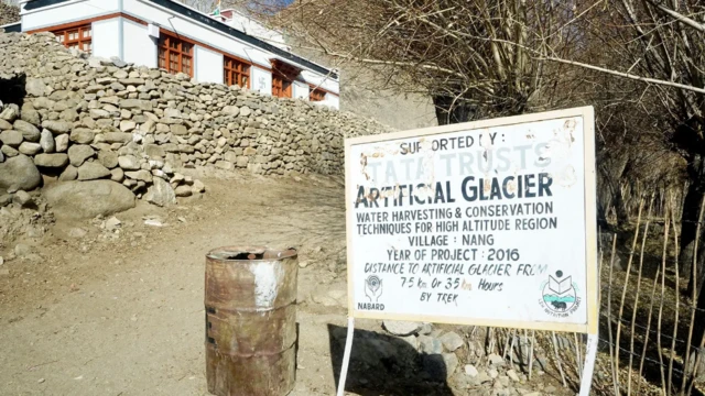 आर्टिफ़िशियल ग्लेसियर को जाने वाला रास्ता