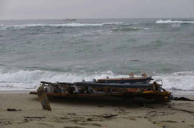 Une embarcation échouée sur la plage