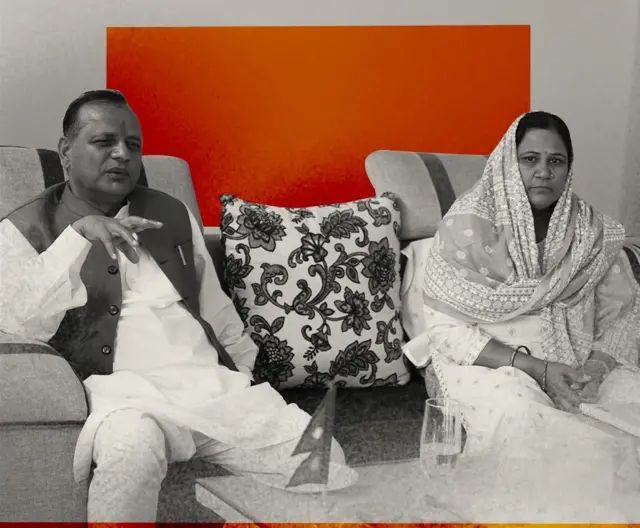 नेपाळच्या मधेस प्रदेशचे माजी मुख्यमंत्री लालबाबू राऊत आपल्या पत्नीसमवेत.