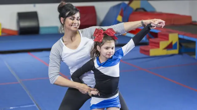 Инструктор по танцам с девочкой