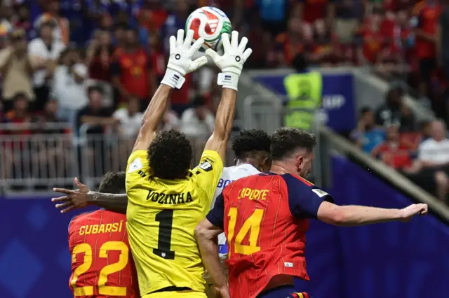 Vozinha salta a por un balón aérero en disputa con los españoles Cubarsí y Laporte. 