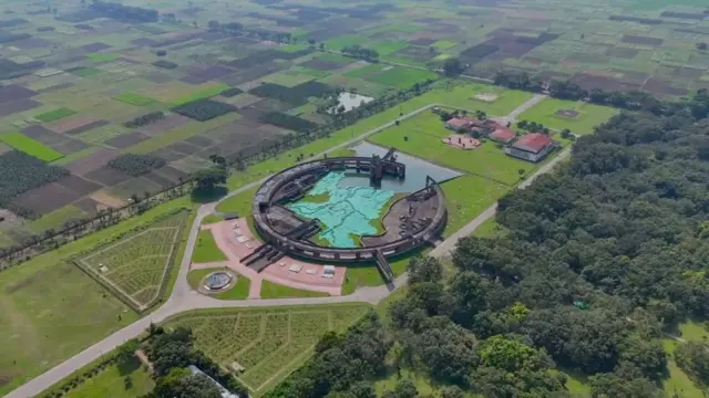 মুজিবনগর স্মৃতি কমপ্লেক্সে তিন শতাধিক ভাস্কর্য ভাঙচুর হয়েছে