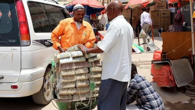 أكوام الأوراق النقدية في أرض الصومال
