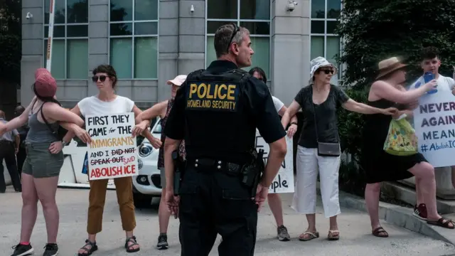 Protestantes contra o ICE