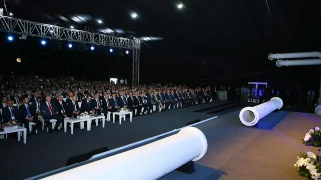 ট্রান্স আনাতোলিয়ান গ্যাস পাইপলাইনের উদ্বোধনী অনুষ্ঠানে তুর্কী প্রেসিডেন্ট এরদোয়ান।