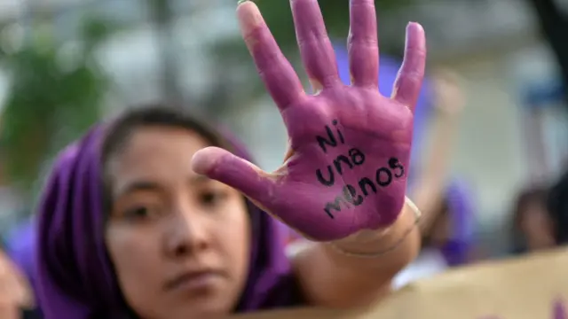 Mujer en marcha "Ni una menos"