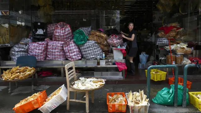 澳門內港某海味店店員摸黑搶救被淹貨品（25/8/2017）