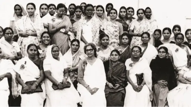 अरुणा आसफ़ अली बाकी सदस्यों के साथ