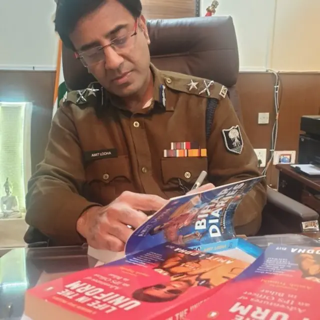 किताब पर दस्तख़त करते अमित लोढ़ा