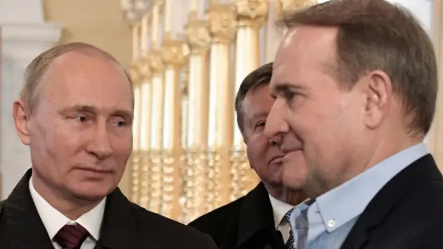 El presidente ruso Vladimir Putin (izda.) y el político ucraniano Viktor Medvedchuk (dcha.) visitan el Monasterio Ortodoxo de la Nueva Jerusalén, a las afueras de la ciudad de Istra, a unos 70 km. de Moscú, el 15 de noviembre de 2017.
