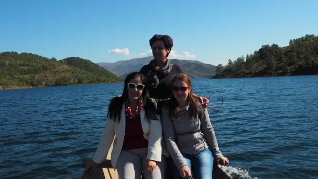 Tres profesoras en un barco en camino para visitar a Niko.