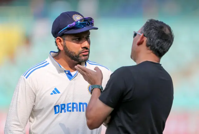 टीम इंडिया के कप्तान रोहित शर्मा मुख्य चयनकर्ता अजित अगरकर से बात करते हुए