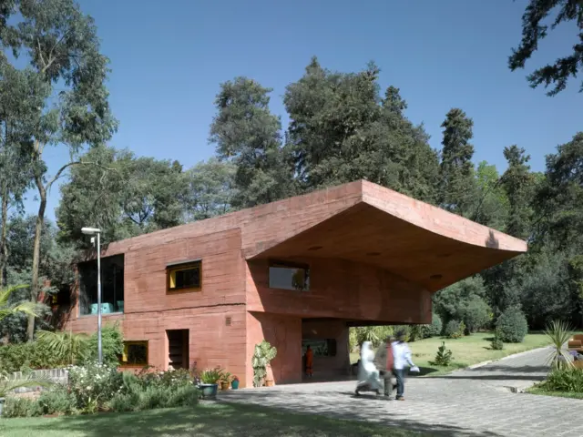 የኔዘርላንድስ ኤምባሲ በአዲስ አበባ በኪነ ሕንጻ ውበት ተጠቃሽ ከሆኑት መካከል አንዱ ሲሆን፣ የኤምባሲዎች መገንባት በመዲናዋን የኪነ ሕንጻ ታሪክ ውስጥ እንደ አንድ ምዕራፍ ሊወሰድ ይችላል። 