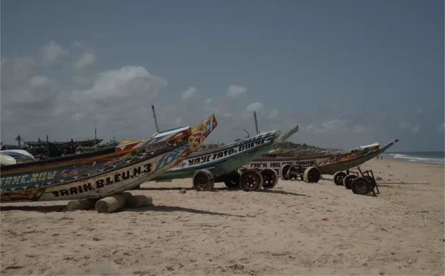 Pirogues alignées sur la plage de Fass Boye. De grandes pirogues sont utilisées pour les voyages de migration