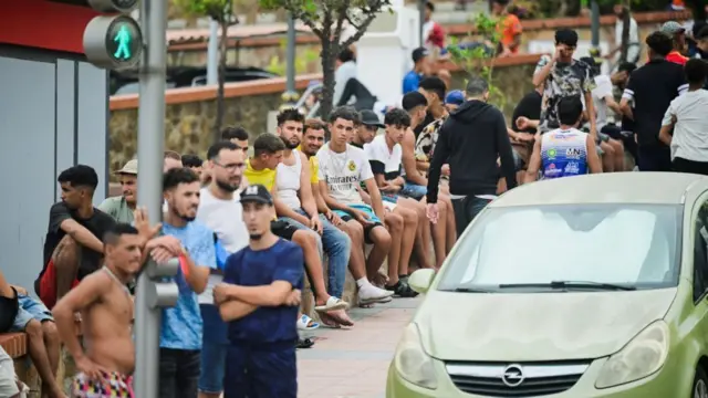 وصل عدد هائل من الناس إلى سبتة
