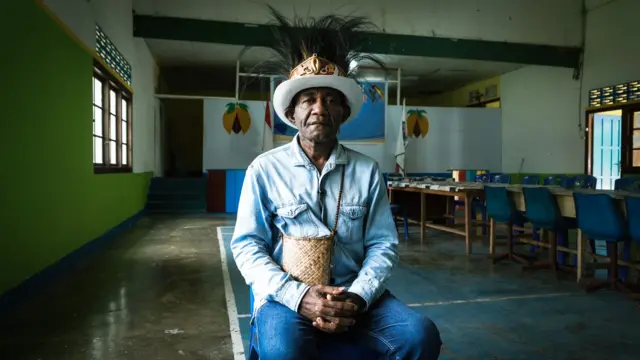 Valentinus Kebes, satu tungku tiga batu