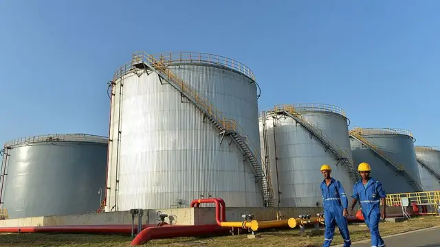 बंदरगाह के नज़दीक तेल के टैंक