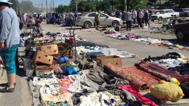 Барахолка, речі на продаж лежать на землі