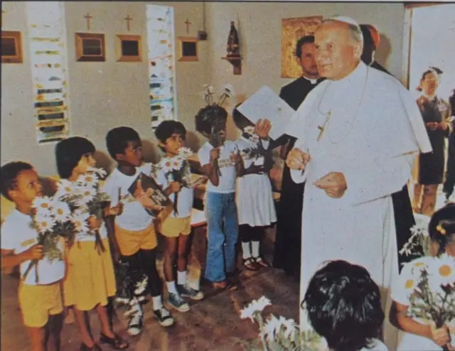 Papa é recebido por crianças na Capelajoguinho grátisSão Franciscojoguinho grátisAssis