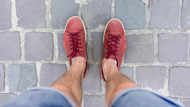 Imagen de dos pies masculinos desde arriba