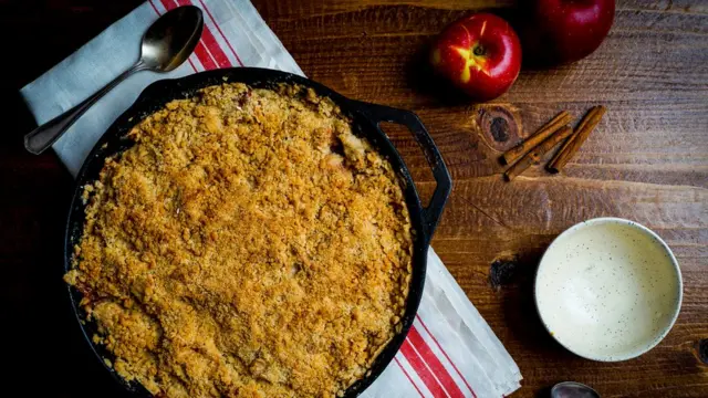 Крамбл в чугунной сковородке