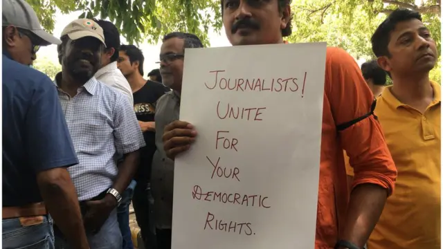 प्रेस क्लब के सामने