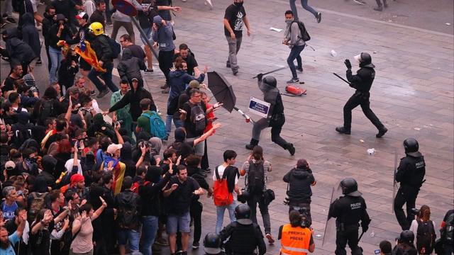 巴塞罗那街头，抗议者与警察冲突。