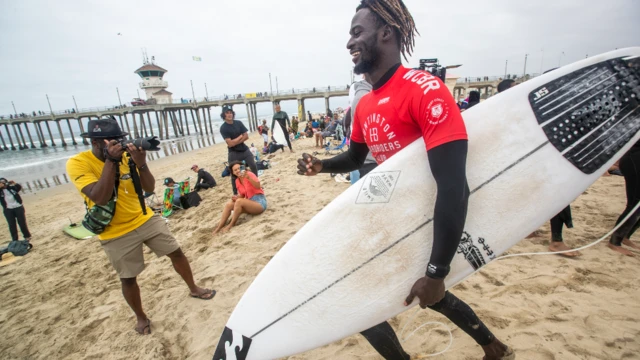 Cherif Fall, uwa mbere mu guserebeka ku nyanja (surfing) muri Senegal, kuwa gatandatu yari i California muri Amerika mu gikorwa bivugwa ko 'ariryo huriro rinini ry'abirabura baserebeka ku nyanja mu mateka'...