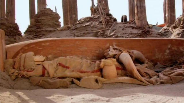 ชนเผ่าเชื้อสายคอเคเซียนแห่งเซียวเหอ ใช้โลงศพรูปทรงคล้ายเรือฝังร่างผู้วายชนม์ แสดงถึงชีวิตที่ผูกพันกับสายน้ำ