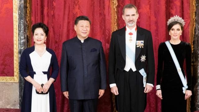 西班牙进行国事访问的中国国家主席习近平出席西班牙国王费利佩六世在马德里王宫举行的隆重欢迎宴会。这是习近平和夫人彭丽媛同费利佩六世国王和莱蒂西娅王后合影。