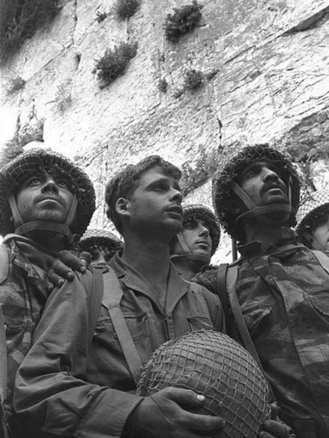 Soldados israelíes ante el Muro de los Lamentos en Jerusalén.