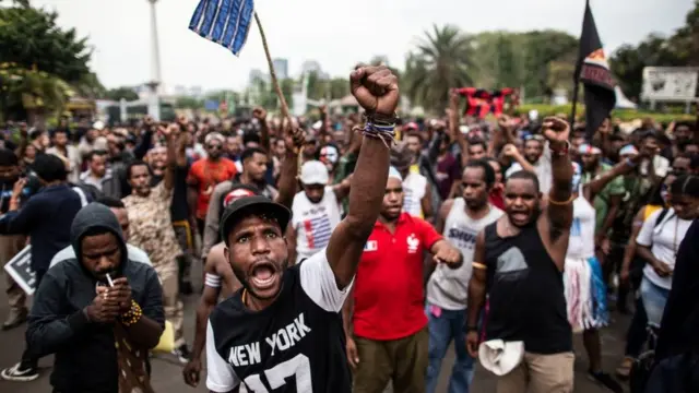 Aksi demonstrasi menentang rasialisme