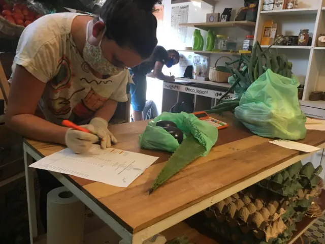 Una mujer con productos orgánicos