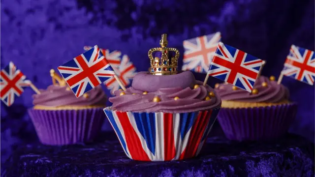 Пирожные с британскими флагами и маленькой металлической короной сверху