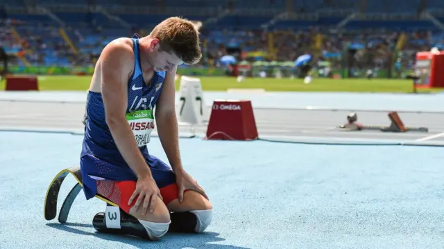 Un atleta estadounidense lamenta su actuación.