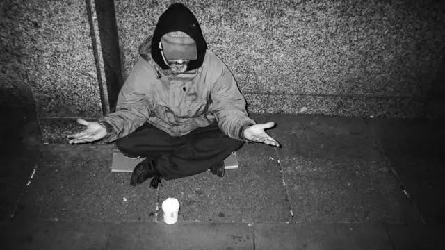 Hombre pidiendo dinero