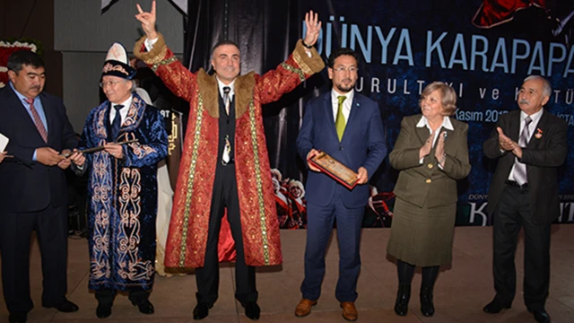 Dünya Karapapak Türkleri 1. Kurultayı'nda Peker'e 'Dünya Türklüğü Hakanı Unvanı' verildi.