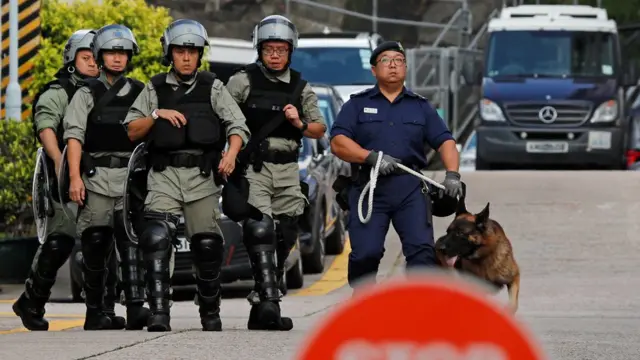 香港懲教緊急應變隊(防暴獄警)人員在壁屋監獄外布防(23/10/2019)