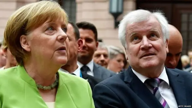 अंगेला मर्केल आणि गृहमंत्री होर्स्ट जीहोफार