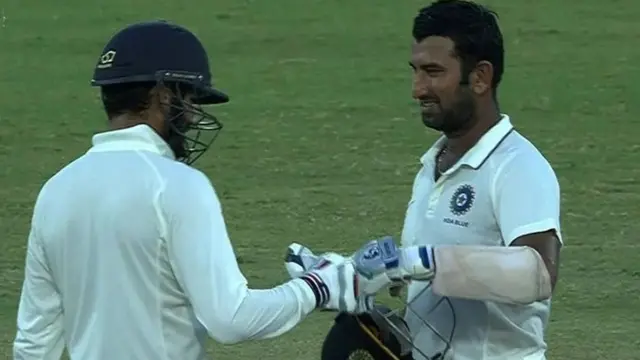 ચેતેશ્વર પૂજારા સાથે શેલ્ડને અનેક વખત શતકીય ભાગીદારીઓ નોંધાવી છે