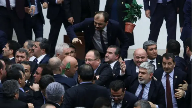 Meclis'teki kavgada saksılar da havada uçuştu