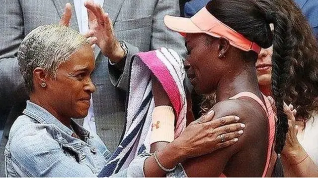 Sloan Stephens hugging her mother after victory