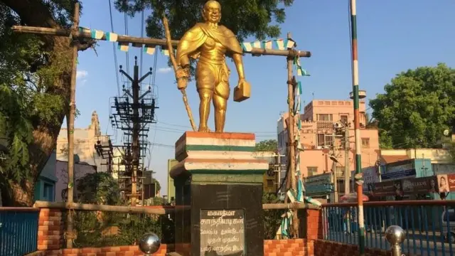 காந்தி முதன் முதலில் அரையாடையுடன் தோன்றி பேசிய இடம் காந்தி பொட்டல் என அழைக்கப்படுகிறது. அங்கே காந்தியின் சிலை ஒன்றும் உள்ளது.