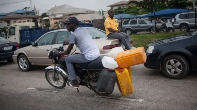 Unguwannin da ba su da gidajen mai, sun dogara ne da 'yan kasuwar da suka saro kalanzir domin bukatun yau da kullum