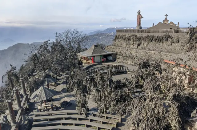 هطول الرماد في ميدنة تاغايتاي بعد انفجار بركان "تال"