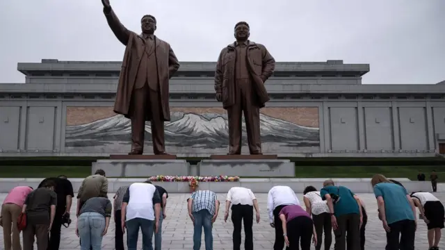 ఉత్తర కొరియాలో నాయకుల విగ్రహాలకు వంగి నమస్కరిస్తున్న ప్రజలు